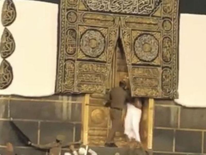 اضغط لمشاهدة الفيديو: حاج يحاول فتح باب الكعبة بالقوة!